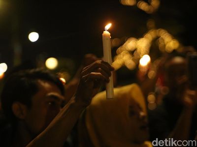 Foto: Aksi Warga Surabaya Nyalakan Lilin Bersatu Lawan Teroris