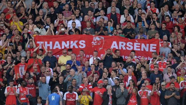 Pesawat, Kaus Khusus, dan Lambaian Tangan di Laga Perpisahan Wenger