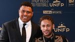 Foto: Ronaldo Serahkan Trofi Pemain Terbaik Liga Prancis untuk Neymar