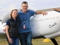 Rakit Pesawat di Garasi untuk Keliling Australia