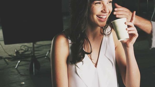 Keren! Begini Pose Brad Pitt, Kyle Jenner hingga Selena Gomez Kalau Ngopi