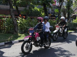 Risma Bonceng Naik Trail Cek Keamanan Gereja di Surabaya Risma Bonceng Naik Trail Cek Keamanan Gereja di Surabaya