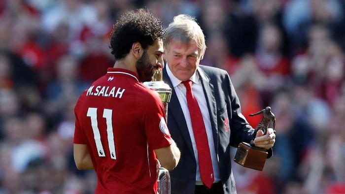 Soccer Football - Premier League - Liverpool vs Brighton & Hove Albion - Anfield, Liverpool, Britain - May 13, 2018   Liverpools Mohamed Salah is presented with awards by Kenny Dalglish after the match   Action Images via Reuters/Carl Recine    EDITORIAL USE ONLY. No use with unauthorized audio, video, data, fixture lists, club/league logos or 
