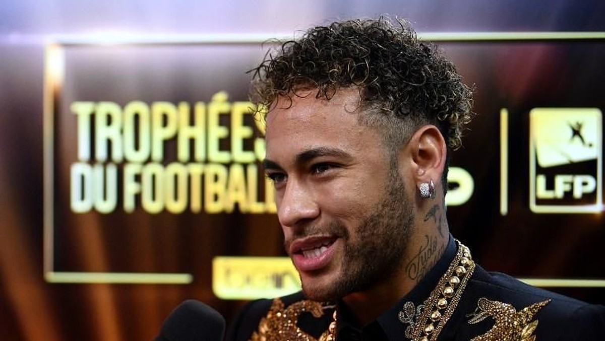 Neymar merespons rumor transfer usai meraih penghargaan Pemain Terbaik Liga Prancis musim ini (Foto: FRANCK FIFE/AFP)