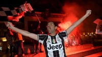Di kota Turin yang merupakan kota asal Juventus, suporter merayakan sukses tim musim ini di jalanan. (Foto: Massimo Pinca/REUTERS)