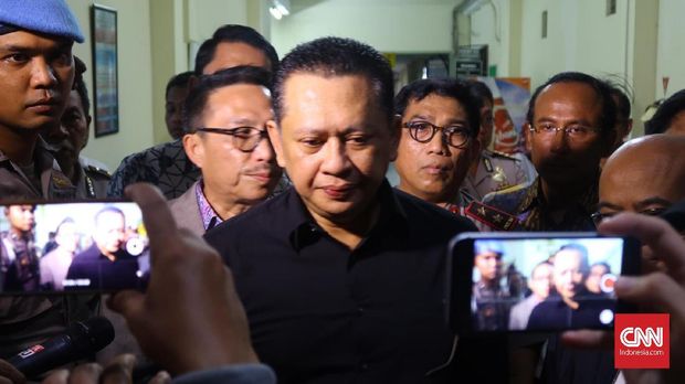 Ketua DPR sekaligus politikus Partai Golkar Bambang Soesatyo, di RS Bhayangkara Polri, Surabaya, Senin (14/5).