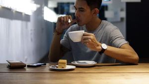 10 Gaya Santai Fandy Christian Saat Makan Bareng Keluarga