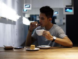 10 Gaya Santai Fandy Christian Saat Makan Bareng Keluarga