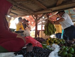 Tampung Aspirasi, Cagub Arinal Blusukan ke Pasar Way Batu