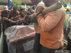 Jemaah Pantekosta Antar Pemakaman Sri Puji, Korban Bom Surabaya