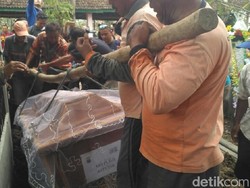 Jemaah Pantekosta Antar Pemakaman Sri Puji, Korban Bom Surabaya