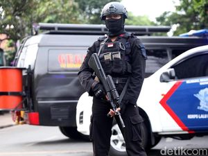 Suasana di Palmerah Saat Gegana Amankan Benda Mencurigakan Suasana di Palmerah Saat Gegana Amankan Benda Mencurigakan