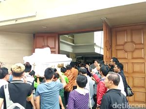 Tangis Keluarga Sambut Jenazah Korban Bom Surabaya di Tangerang
