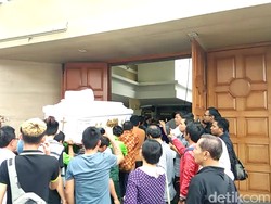 Tangis Keluarga Sambut Jenazah Korban Bom Surabaya di Tangerang