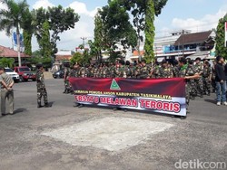 Kecam Terorisme, Massa Datangi Polres dan Gelar Aksi Salat Gaib