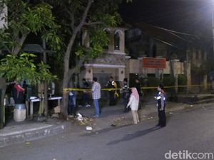 Densus Amankan Pasutri Terduga Teroris di Dukuh Pakis Surabaya