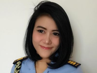 10 Potret Memesona Ajudan Iriana Jokowi, Buat Kamu Ingin Dijagain Juga
