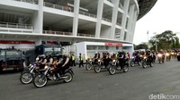Personel kepolisian melakukan pengamanan berlapis di laga Persija Jakarta vs Home United hari ini Selasa (15/5/2018).