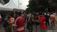 Setelah melewati pemeriksaan pertama, suporter akan diperiksa kembali sebanyak dua kali ketika masuk ring road stadion GBK. Pemeriksaan barcode tiket bahkan sudah dilakukan.