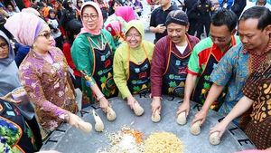 Gaya Sederhana Wali Kota Surabaya, Tri Rismaharini Saat Makan Rujak dan Nasi Bungkus