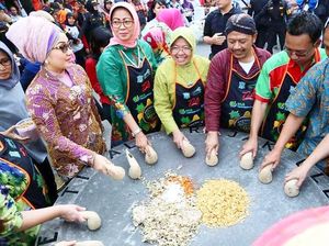 Gaya Sederhana Wali Kota Surabaya, Tri Rismaharini Saat Makan Rujak dan Nasi Bungkus