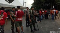 Sejak siang ribuan personel keamanan gabungan dari Polisi, TNI, dan Brimob telah sibuk berjaga-berjaga. Mereka tersebar di sejumlah titik.