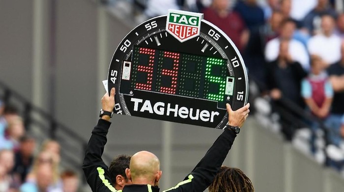 LONDON, ENGLAND - AUGUST 21:  The fourth official displays the electronic substitution board during the Premier League match between West Ham United and AFC Bournemouth at London Stadium on August 21, 2016 in London, England.  (Photo by Mike Hewitt/Getty Images)