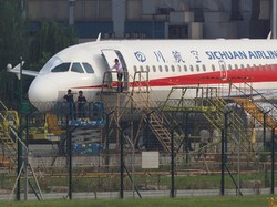 Kopilot Sempat Tersedot Keluar, Sichuan Airlines Mendarat Darurat