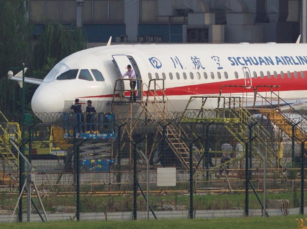Kopilot Sempat Tersedot Keluar, Sichuan Airlines Mendarat Darurat Kopilot Sempat Tersedot Keluar, Sichuan Airlines Mendarat Darurat