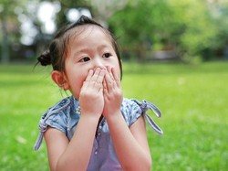 Mengira Makanan, Bocah Ini Merengek Minta Dibelikan Alat KB