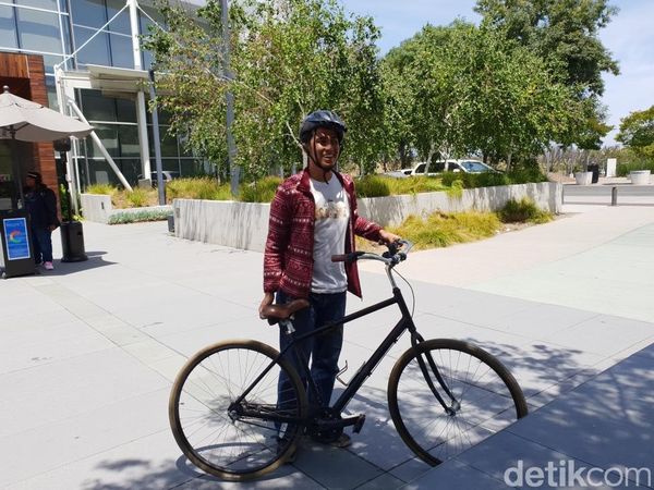 Pemuda Riau Pegawai Google Amerika & Ontel Kesayangannya