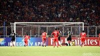 Persija kebobolan tiga gol di babak pertama dan cuma sekali membalas lewat Marko Simic.