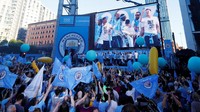 Fans City membuat pusat kota Manchester penuh nuansa biru. Pemandangan ini niscaya bikin pendukung rival sekota mereka, Manchester United, gerah. (Foto: Andrew Boyers/Action Images via Reuters)