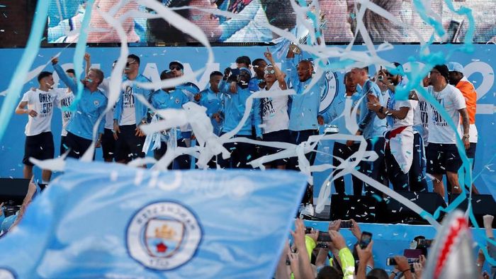 Manchester City merayakan sukses di 2017/2018 bersama fans. (Foto: Andrew Boyers/Action Images via Reuters) Manchester City merayakan sukses di 2017/2018 bersama fans. (Foto: Andrew Boyers/Action Images via Reuters)
