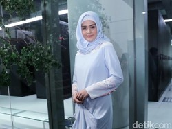 Sakit, Cut Meyriska Tak Temani Roger Danuarta Saat Pemakaman Ibunda