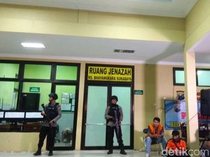 Dikawal Brimob, Jenazah Teroris Surabaya Tiba di RS Bhayangkara