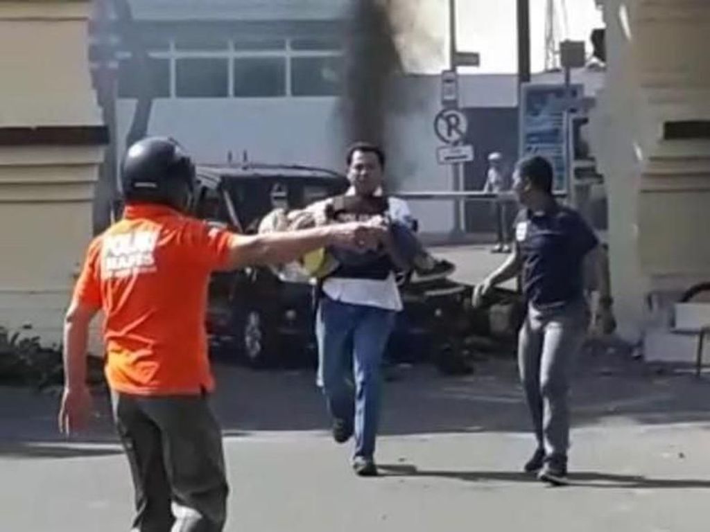 Polisi Penyelamat Anak Bomber Surabaya Jadi Kapolres Kediri Polisi Penyelamat Anak Bomber Surabaya Jadi Kapolres Kediri