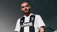 Stefano Sturaro ikut terlibat dalam sesi foto untuk jersey baru Juve. (Foto: Twitter @juventusfc)