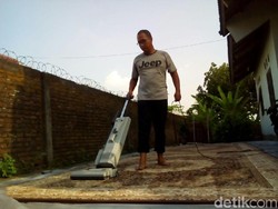 Boleh Dicontoh, Ada Jasa Cuci Gratis Alat Salat Masjid di Kudus