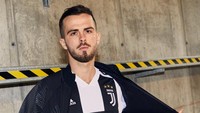 Jersey Juve kali ini tidak lagi menggunakan motif kancing di bagian leher. Juve kembali ke motif v-neck. (Foto: Twitter @juventusfc)