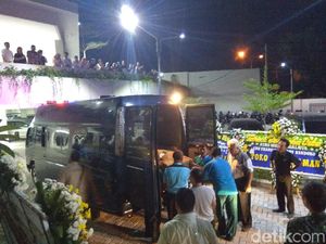 Jenazah Fransisca, Korban Bom Gereja Surabaya Tiba di Cirebon Jenazah Fransisca, Korban Bom Gereja Surabaya Tiba di Cirebon