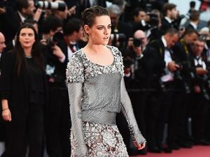 Aksi Tak Terduga Kristen Stewart Copot Sepatu di Red Carpet Cannes Aksi Tak Terduga Kristen Stewart Copot Sepatu di Red Carpet Cannes