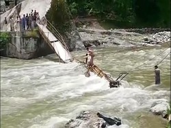Jembatan di Lokasi Wisata Pakistan Ambruk, 7 Orang Tewas