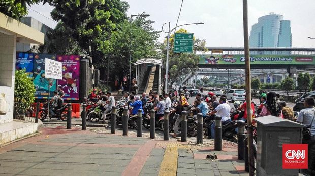 Penjagaan Polda Metro Jaya Diperketat, Antrean Mengular