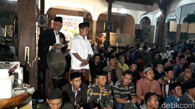 Para pekayat di rumah duka Ki Enthus
