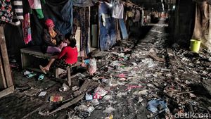 Potret Kehidupan Manusia Kolong di Utara Jakarta