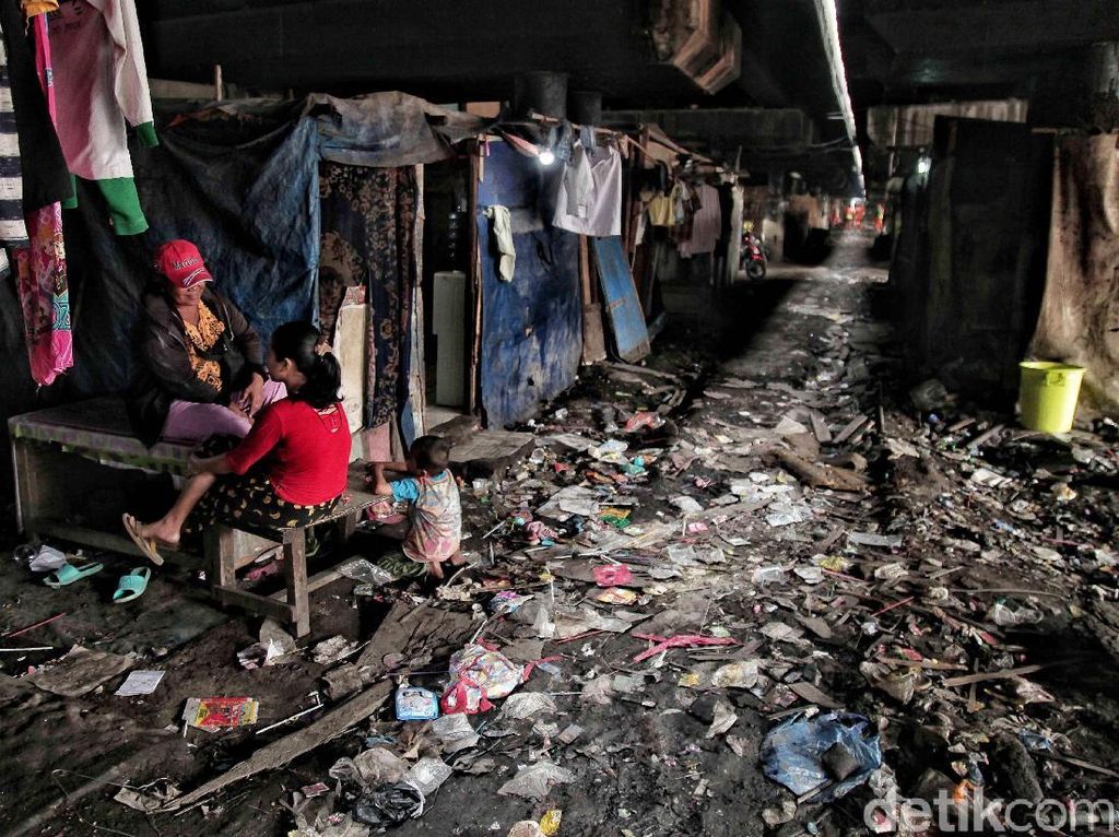 Potret Kehidupan Manusia Kolong di Utara Jakarta