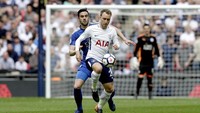 Christian Eriksen (depan) menjadi salah satu andalan Tottenham Hotspur di lini tengah. Gelandang asal Denmark itu membuat 10 assist dan total ada 95 umpan kunci yang dia ciptakan. (Foto: Henry Browne/Getty Images)