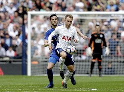 Christian Eriksen (depan) menjadi salah satu andalan Tottenham Hotspur di lini tengah. Gelandang asal Denmark itu membuat 10 assist dan total ada 95 umpan kunci yang dia ciptakan. (Foto: Henry Browne/Getty Images)