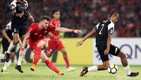Marko Simic melakukan serangan ke pertahanan Home United.
